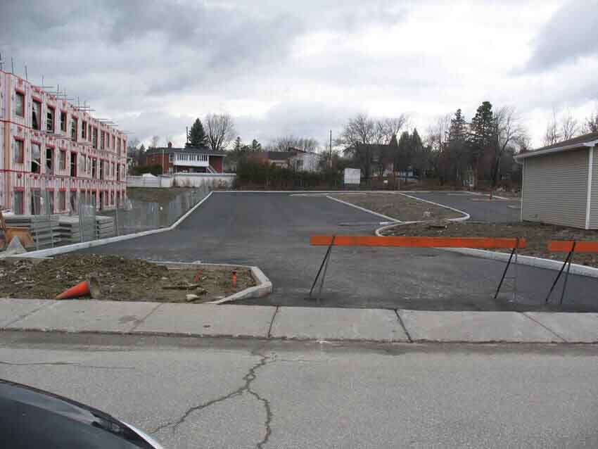 L'asphaltage institutionnel effectué par une équipe de professionnel à Granby en Montérégie.