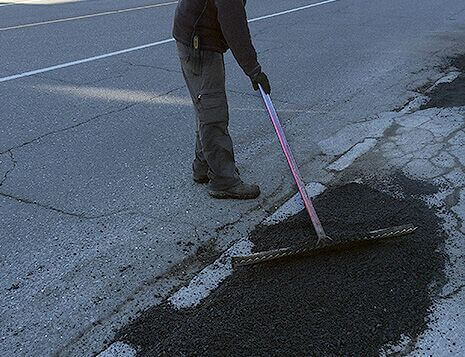 Entretien d’asphalte et colmatage des fissures d’asphalte à Granby – Pavage G.O. offre aussi le service de recouvrement d’asphalte