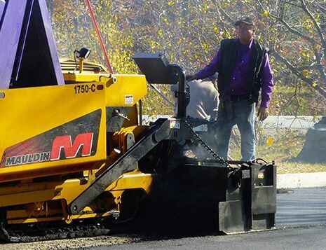 Pavage G.O. est le leader en entretien d'asphalte et est spécialisé pour le colmatage des fissures d'asphalte - Revêtement d'asphalte à Granby
